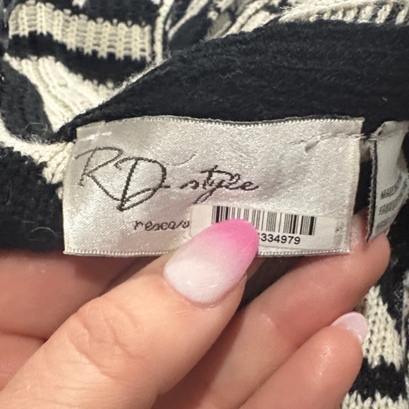 RD Style Black and White Geometric Cardigan size medium - Picture 9 of 11